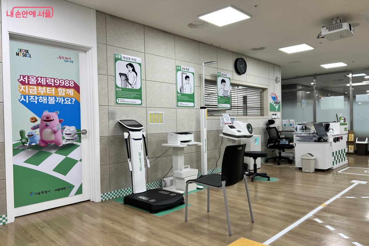 혈압, 신장, 인바디 측정이 포함된 기초 검사 존 &copy;박지영