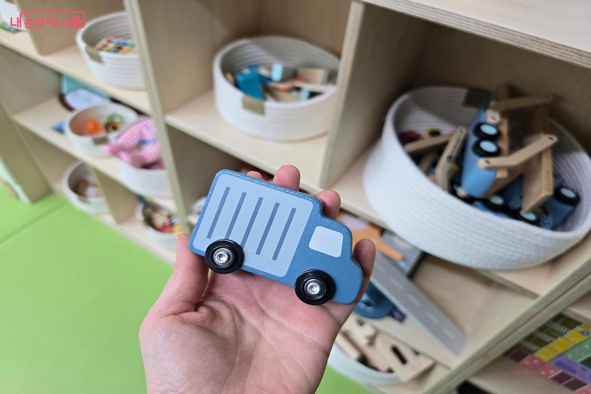 남아들에게 인기가 많은 원목 자동차 모형이다. &copy;강사랑