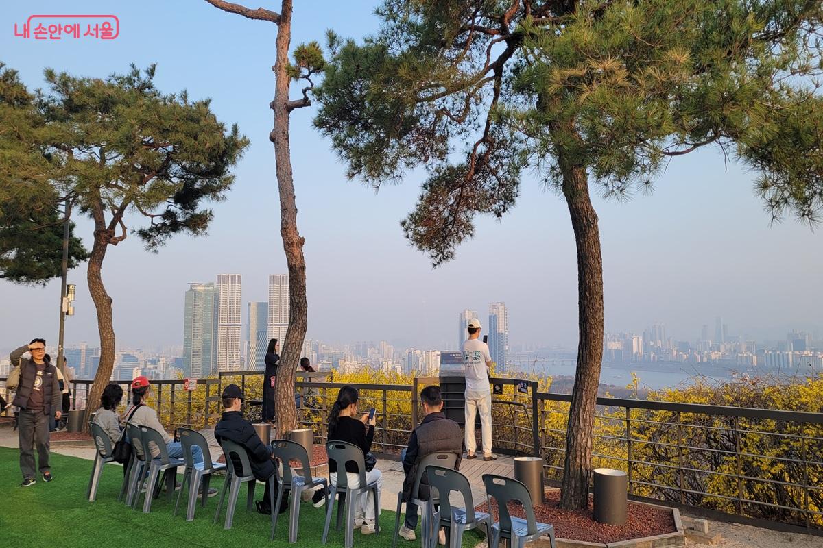 응봉산 전망대에서 한강과 서울 도심을 바라보는 시민들 ⓒ조연