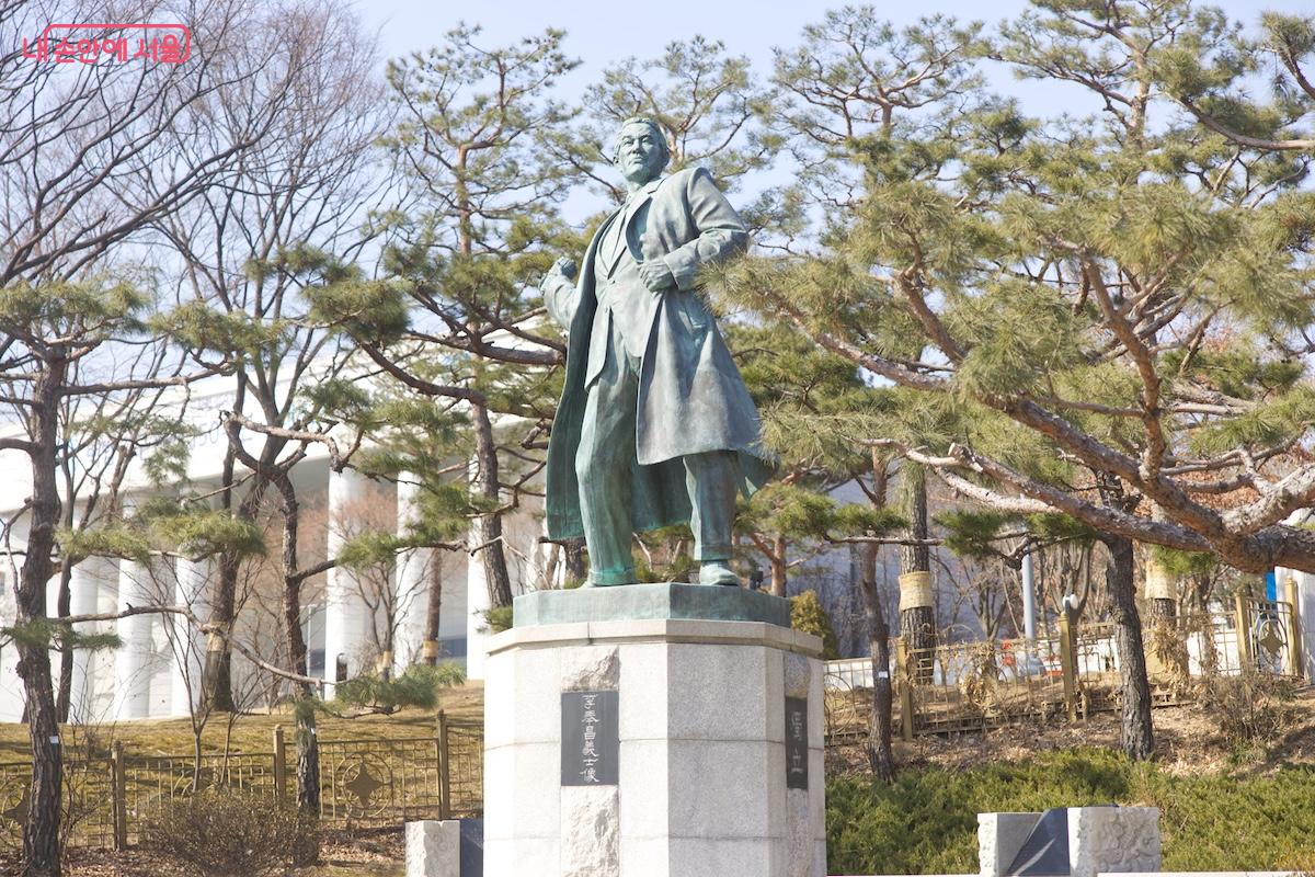 백범김구기념관 인근에서 이봉창 의사의 동상을 만날 수 있었다. &copy;서지희