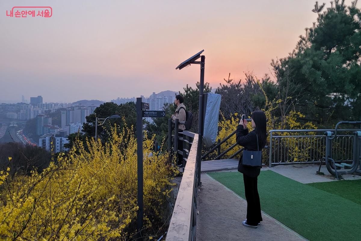 해 질 무렵, 응봉산 전망대에서 노을과 함께 풍경을 감상해 보자. ⓒ조연