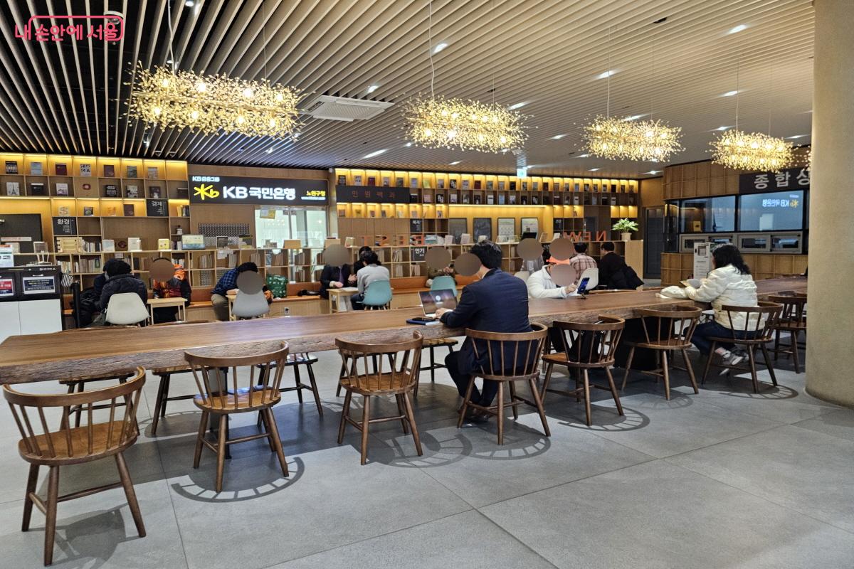 북카페 라운지를 연상시키는 듯한 원목 평상 인테리어와 바 테이블로 구성되어 있다 ⓒ염지연