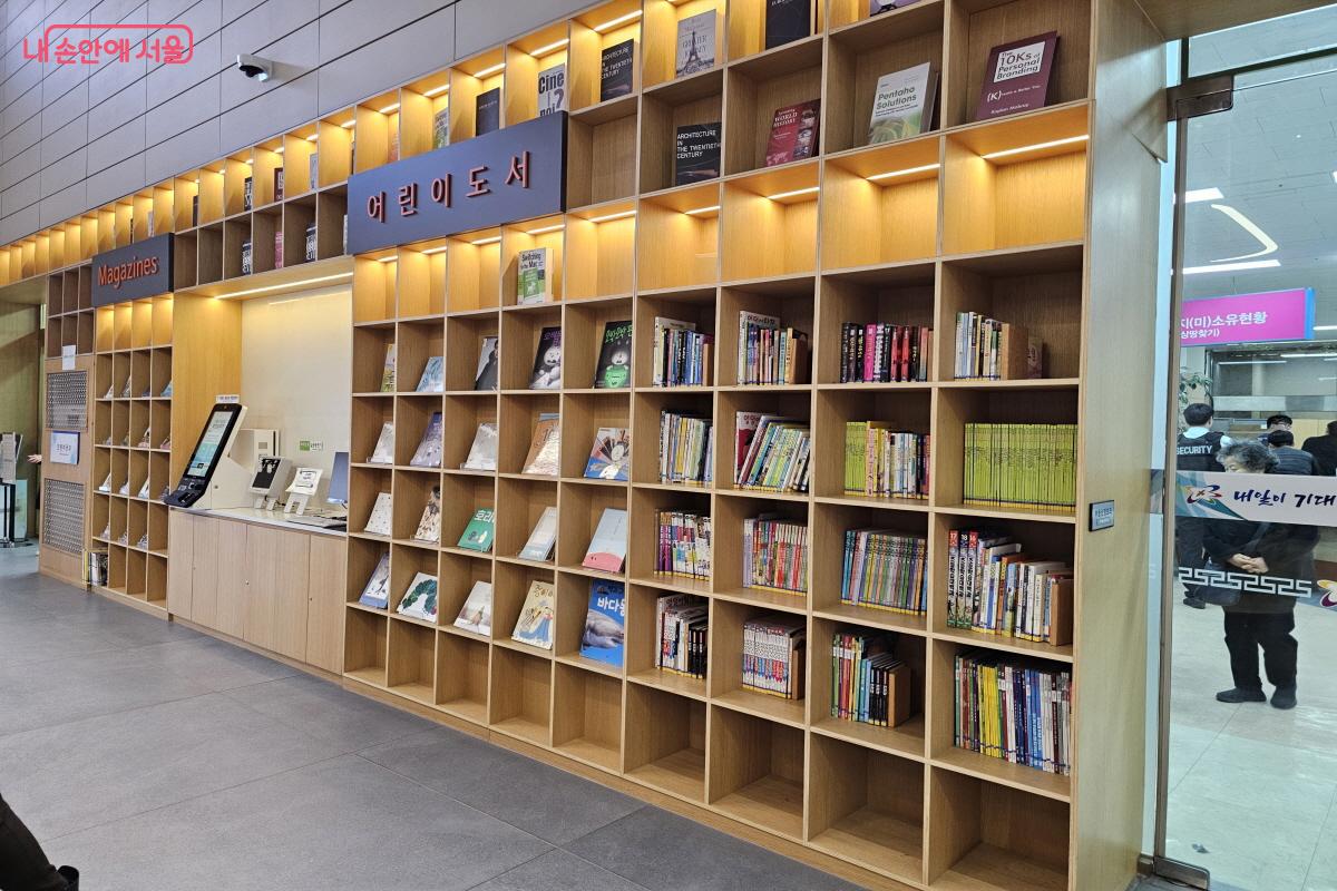 북카페에 놀러 온 듯한 느낌으로 한참을 고민해 책을 골라볼 수 있었다 ⓒ염지연