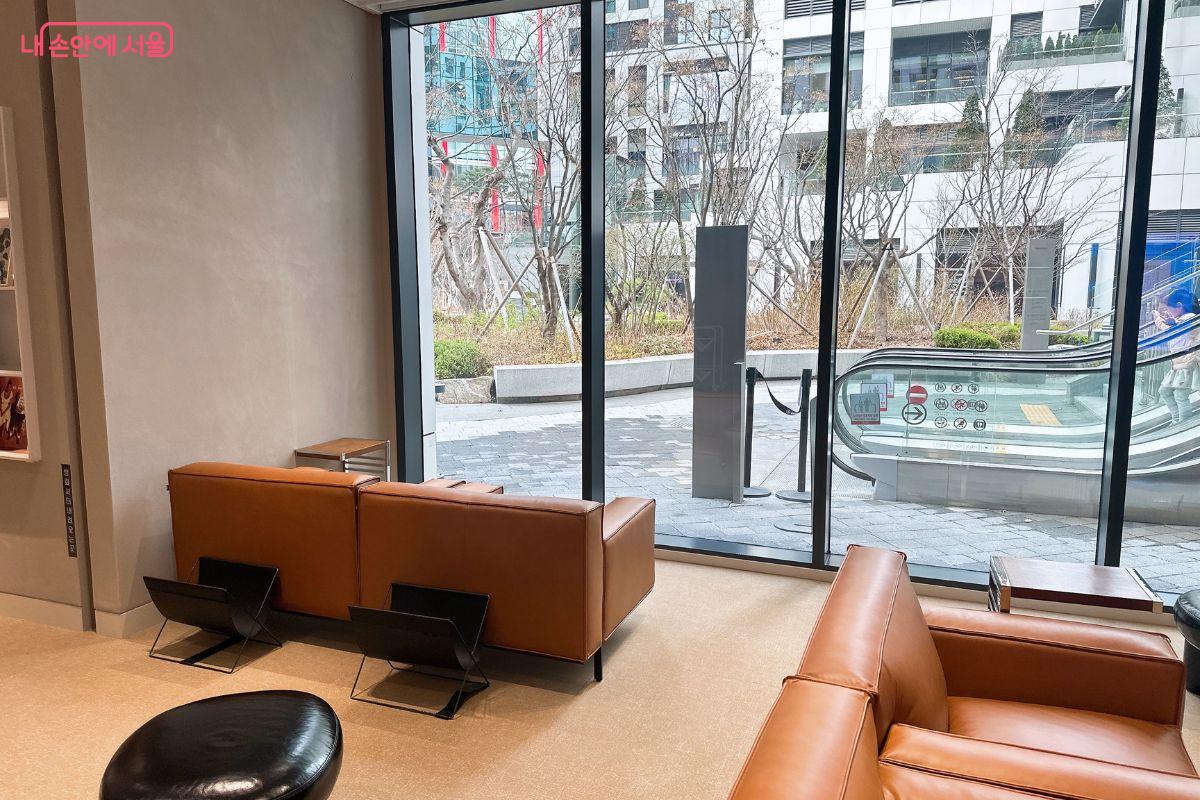 창가에 앉아서 평온하게 휴식을 취할 수도 있다. &copy;김재형