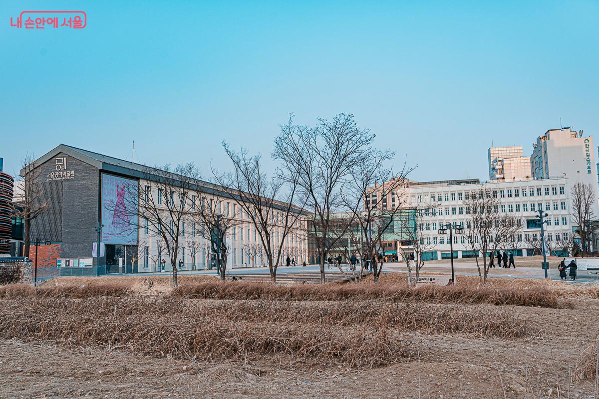 건물은 옛 풍문여고 건물을 리모델링해 전통과 현대의 조화를 보여준다. ⓒ김지연