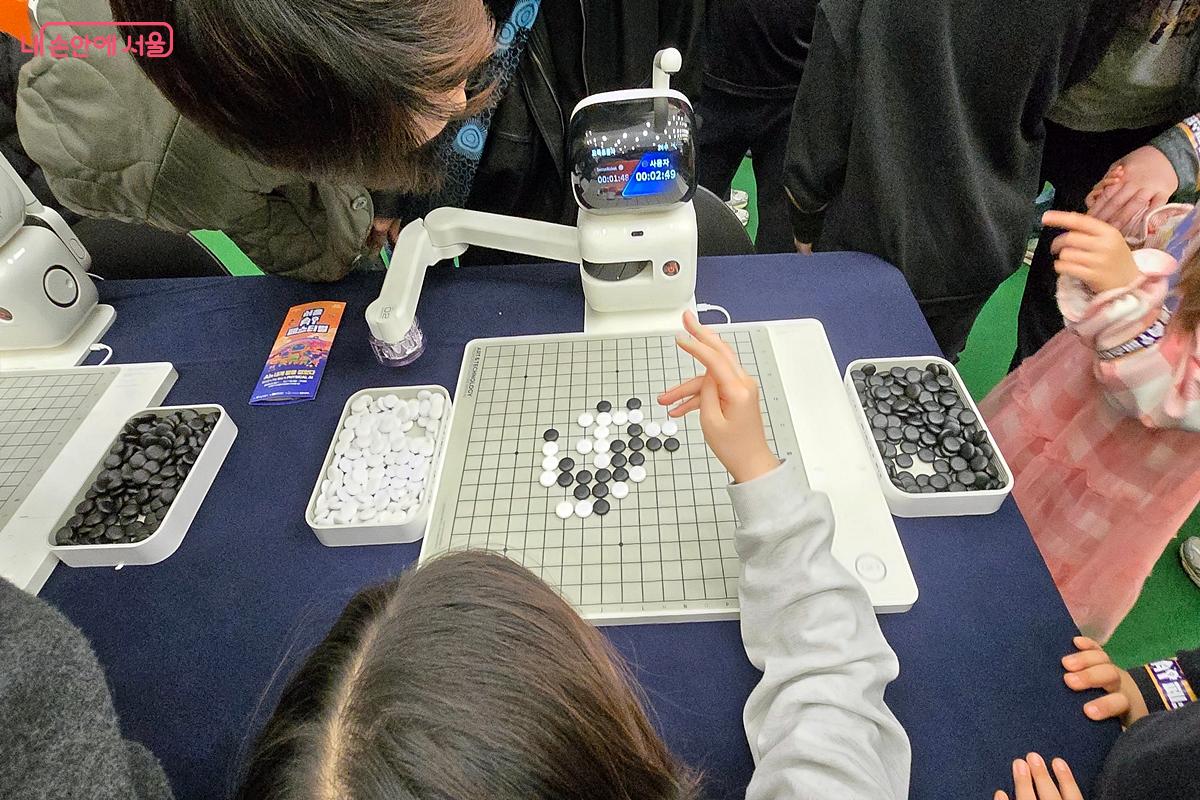 관람객이 AI와 게임을 하고 있다. ⓒ김윤경