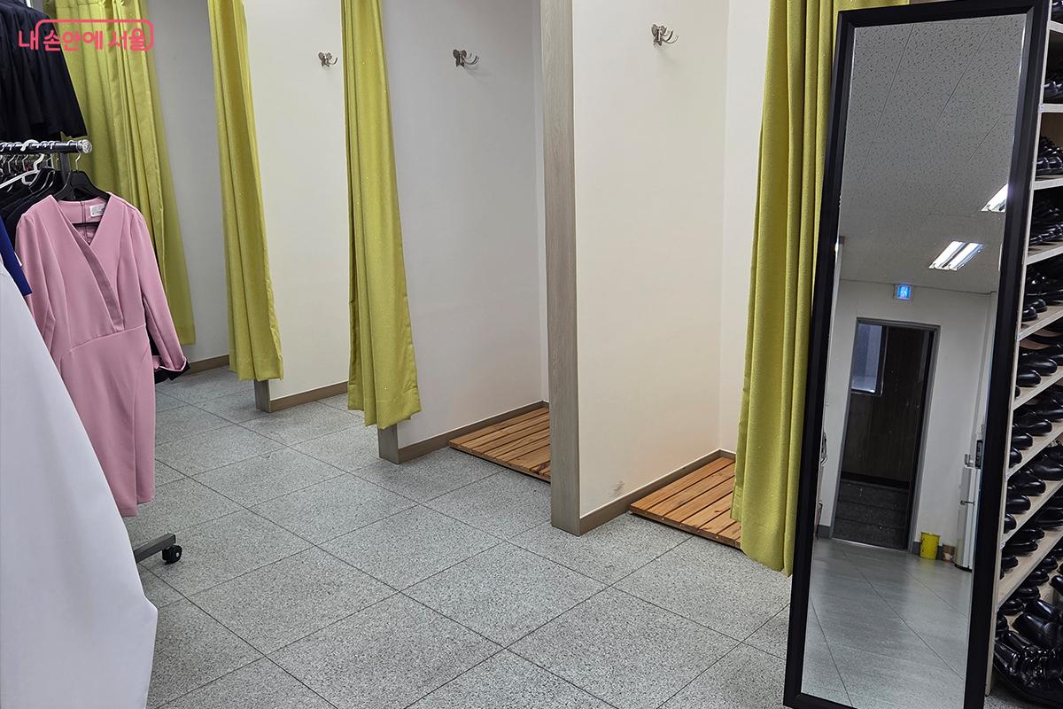 넉넉하게 준비된 야베스컬렉션 매장의 피팅 룸 ©이다현