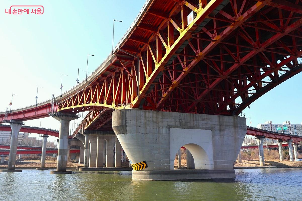 강렬한 오렌지빛 트러스 구조가 인상적인 성수대교 아래를 통과하며 웅장한 건축미를 느낄 수 있다. ⓒ이봉덕