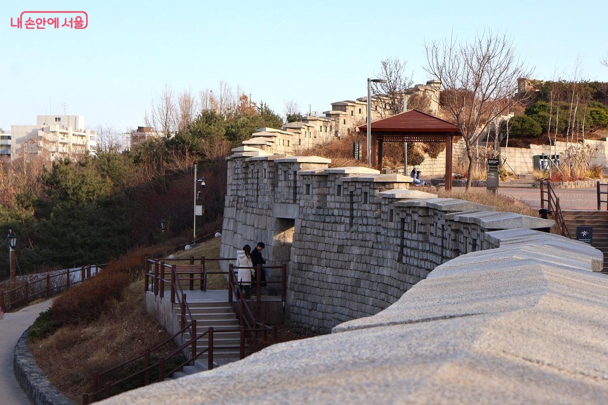 한양도성 순성길 내부와 외부를 이어주는 암문이 군데군데 자리하고 있다. &copy;이봉덕 