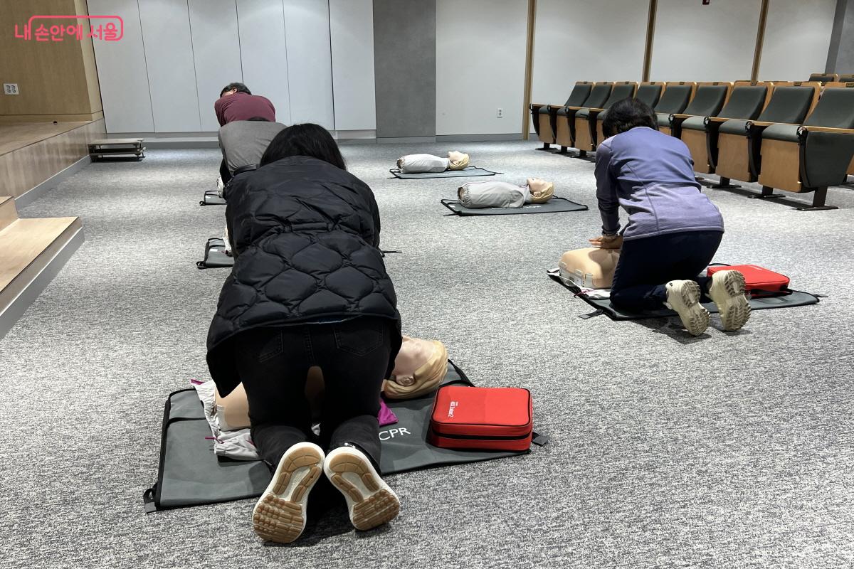 심폐소생술은 전신의 힘을 끌어 써야 할 정도로 체력 소모가 크다. ⓒ박지영 