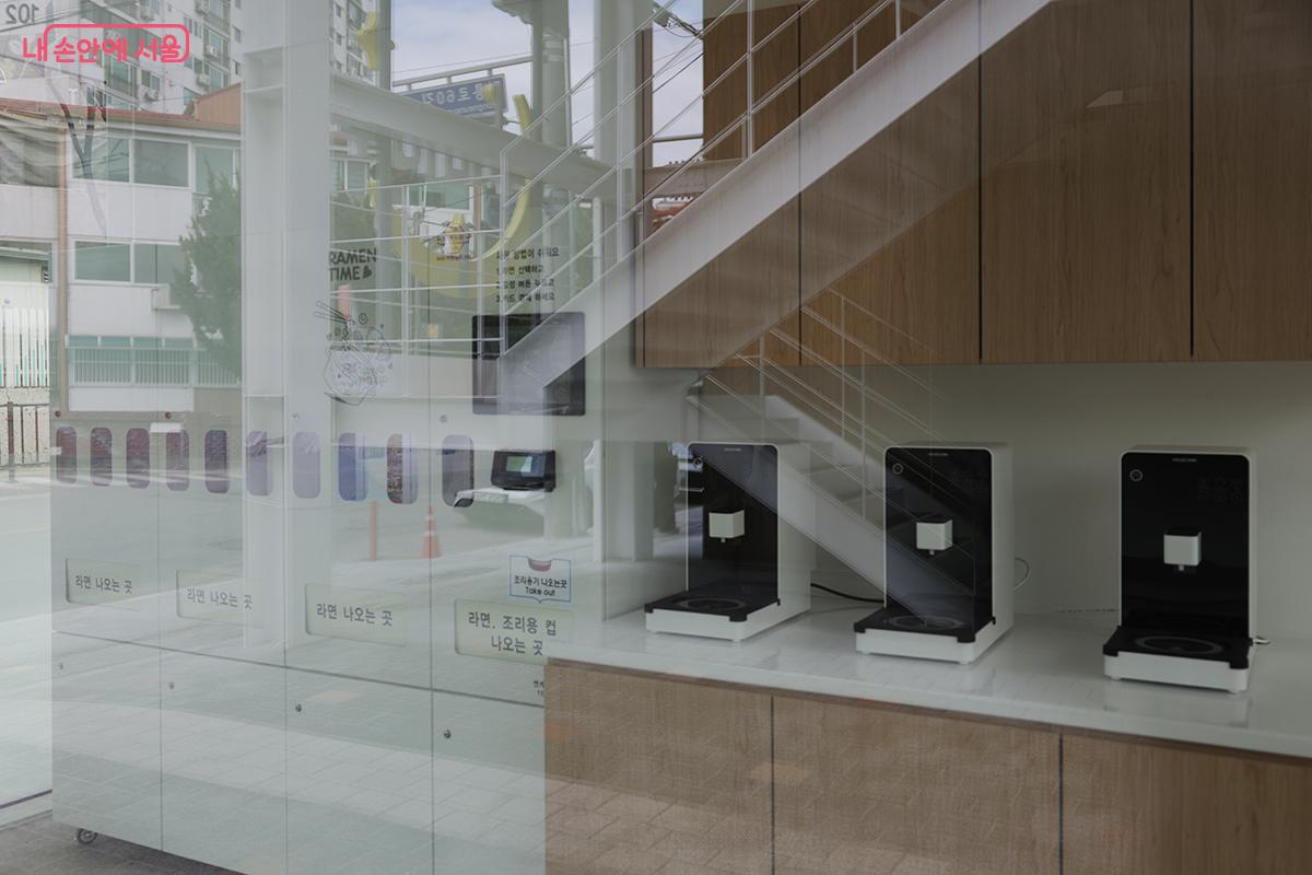 라면 자판기와 라면 조리기가 있다. &copy;김아름