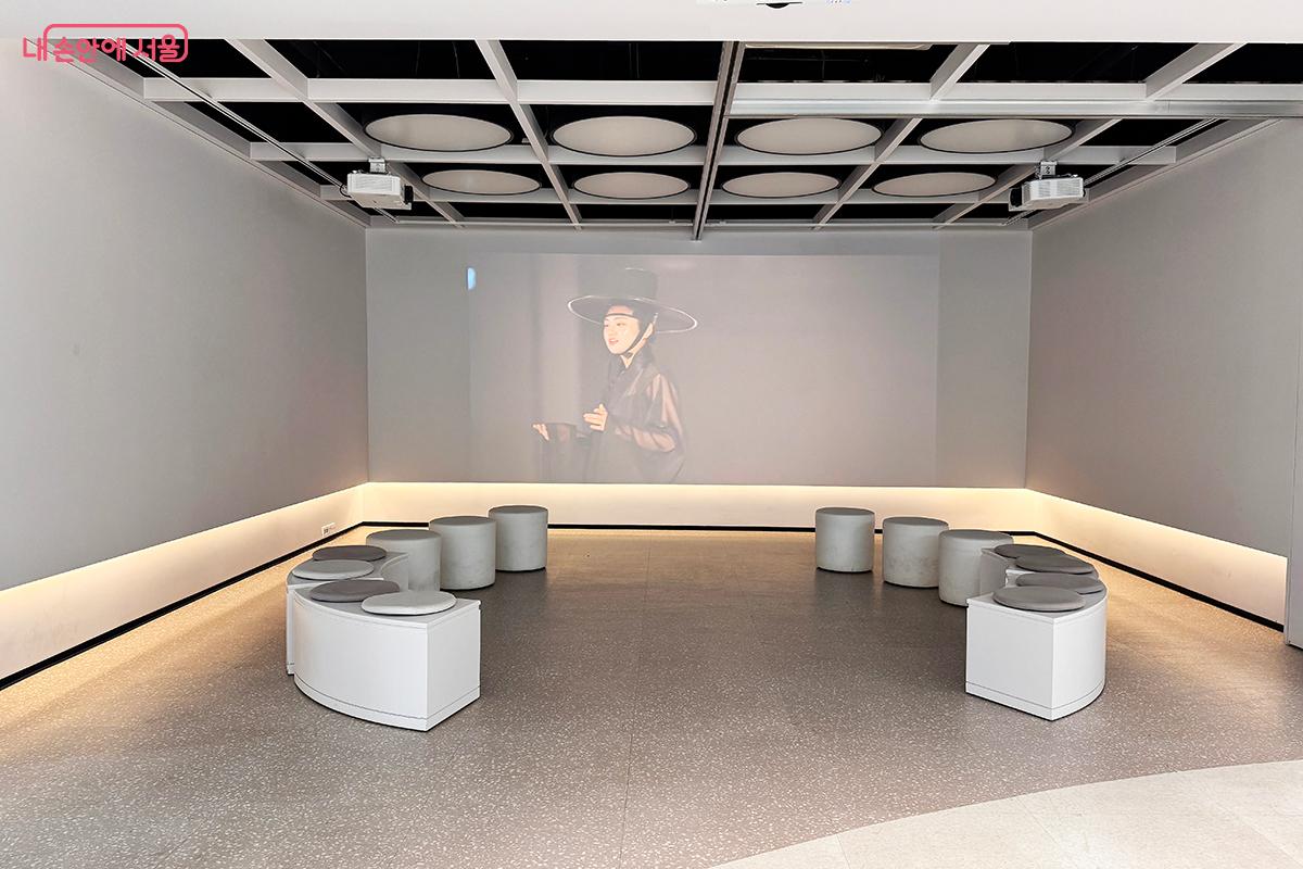 1층에는 작은 영상관 형태의 상영 공간이 마련되어 있어 역사 관련 영상이나 교육 콘텐츠를 감상할 수 있다. &copy;전미애