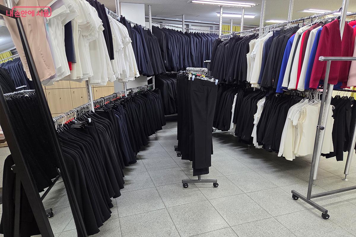 체형별 맞춤 대여가 가능하도록 구비된 다양한 사이즈의 정장들 ©이다현