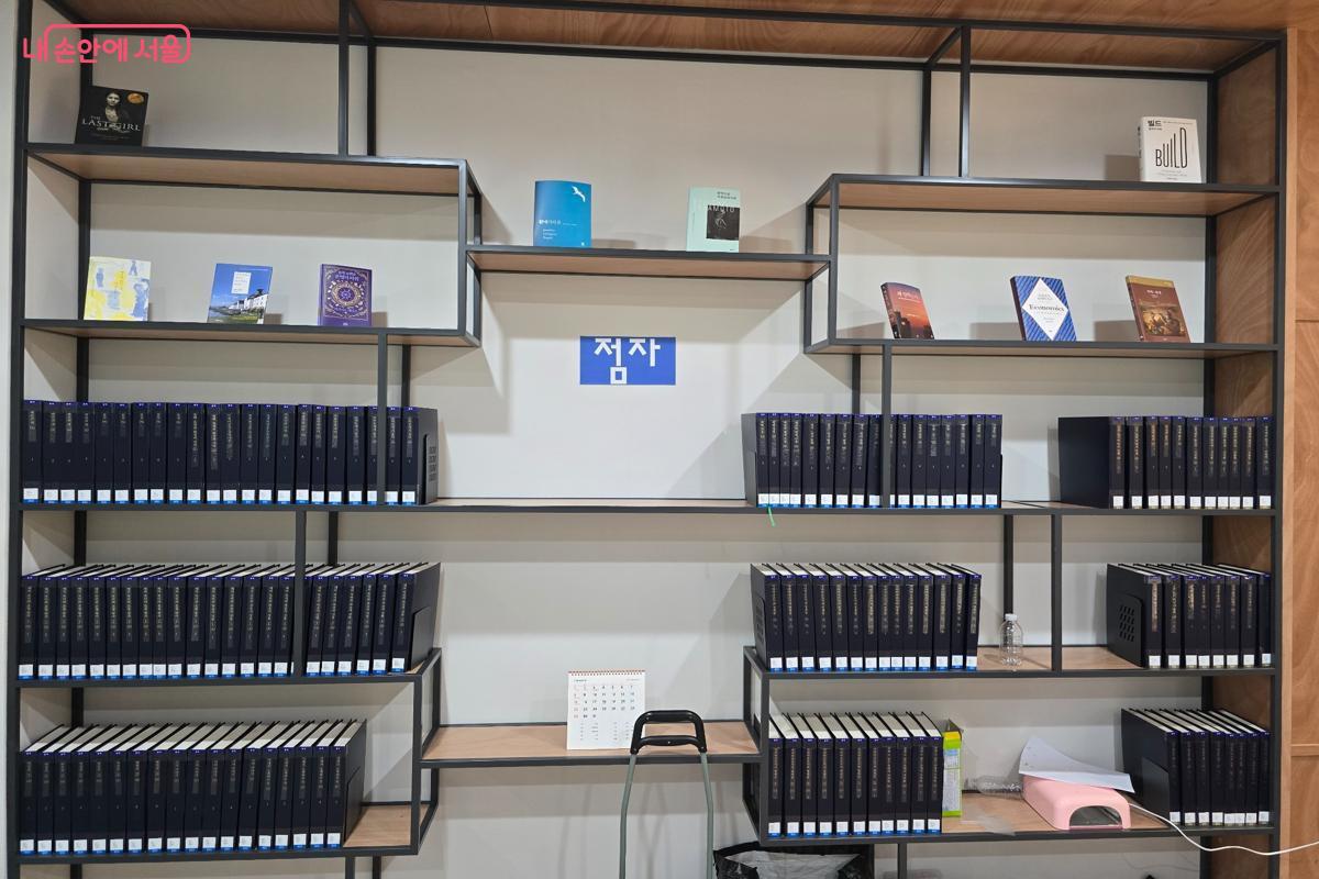 <해리포터> 시리즈 등 인기 도서의 점자책이 구비되어 있다. &copy;강사랑