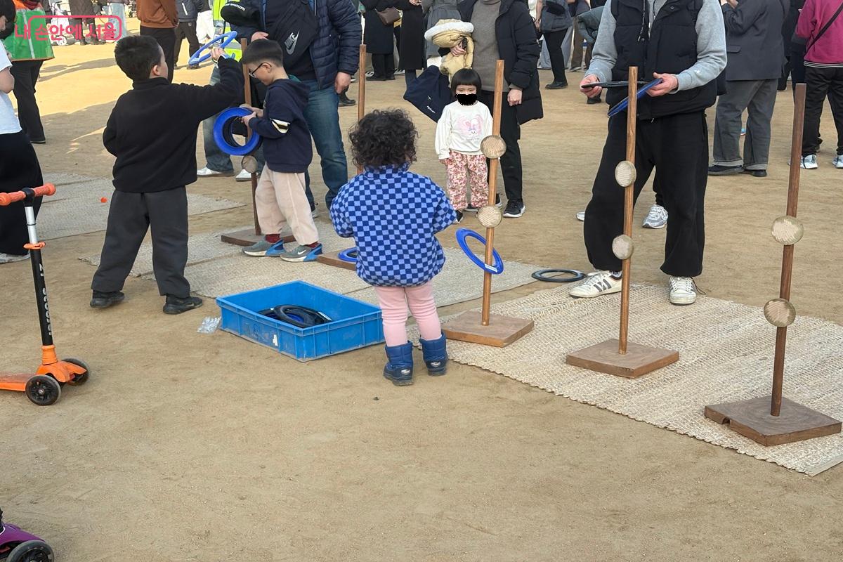아이들이 신나게 민속놀이를 체험하고 있다. ⓒ조현영