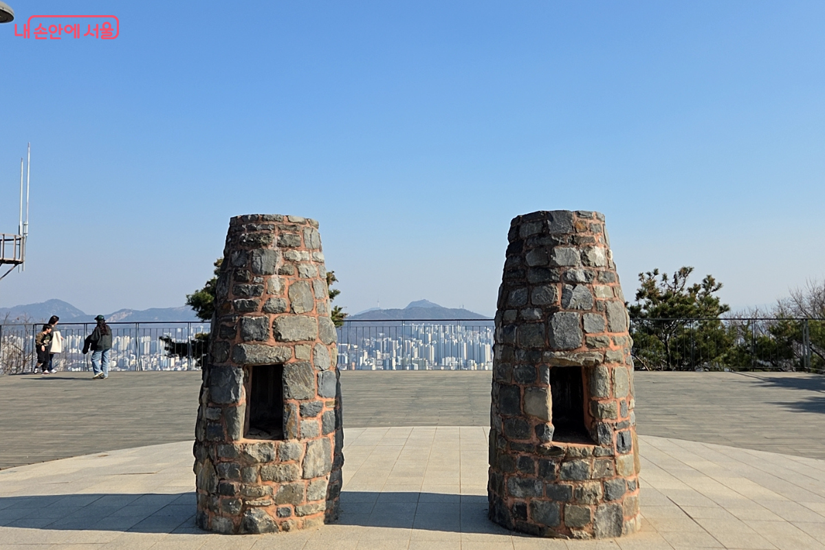 봉산 정상에 있는 두 개의 봉수대 모습 &copy;김승아