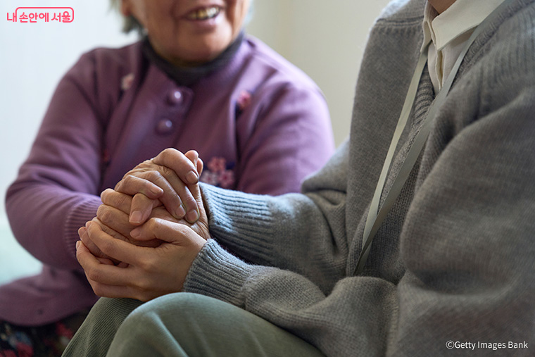 노후에 &lsquo;현재 집에서 계속 거주&rsquo;가 높은 응답을 보였으며, 일상생활 지원을 가장 필요한 서비스로 꼽았다.