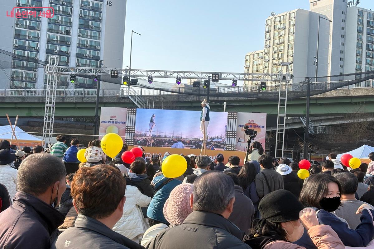 아슬아슬 외줄타기 공연을 하고 있다. ⓒ조현영