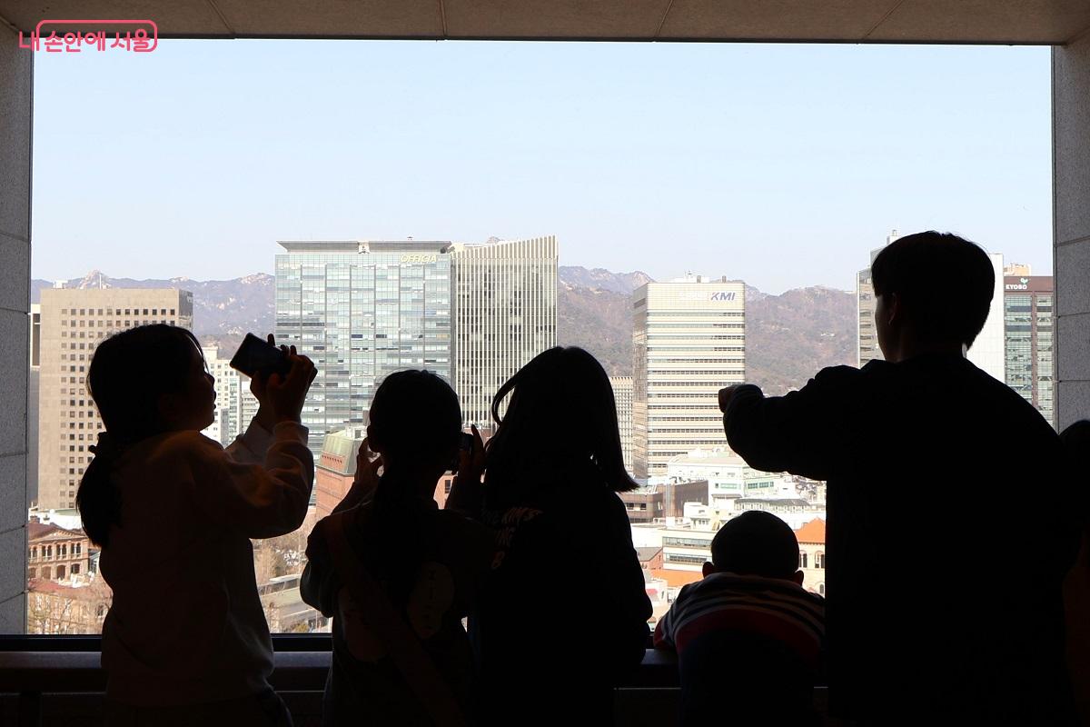 서울시청 서소문청사 13층 정동전망대에서 내려다본 덕수궁의 기와지붕과 정동 일대 전경 &copy;이봉덕