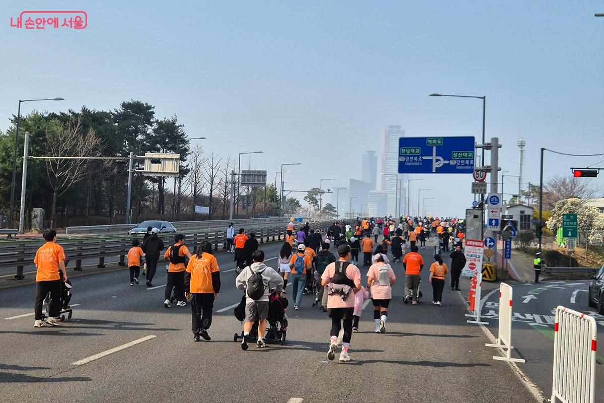 아현동과 공덕동을 지나 결승점인 여의도 공원으로 연결되는 마포대교에 들어서고 있다.