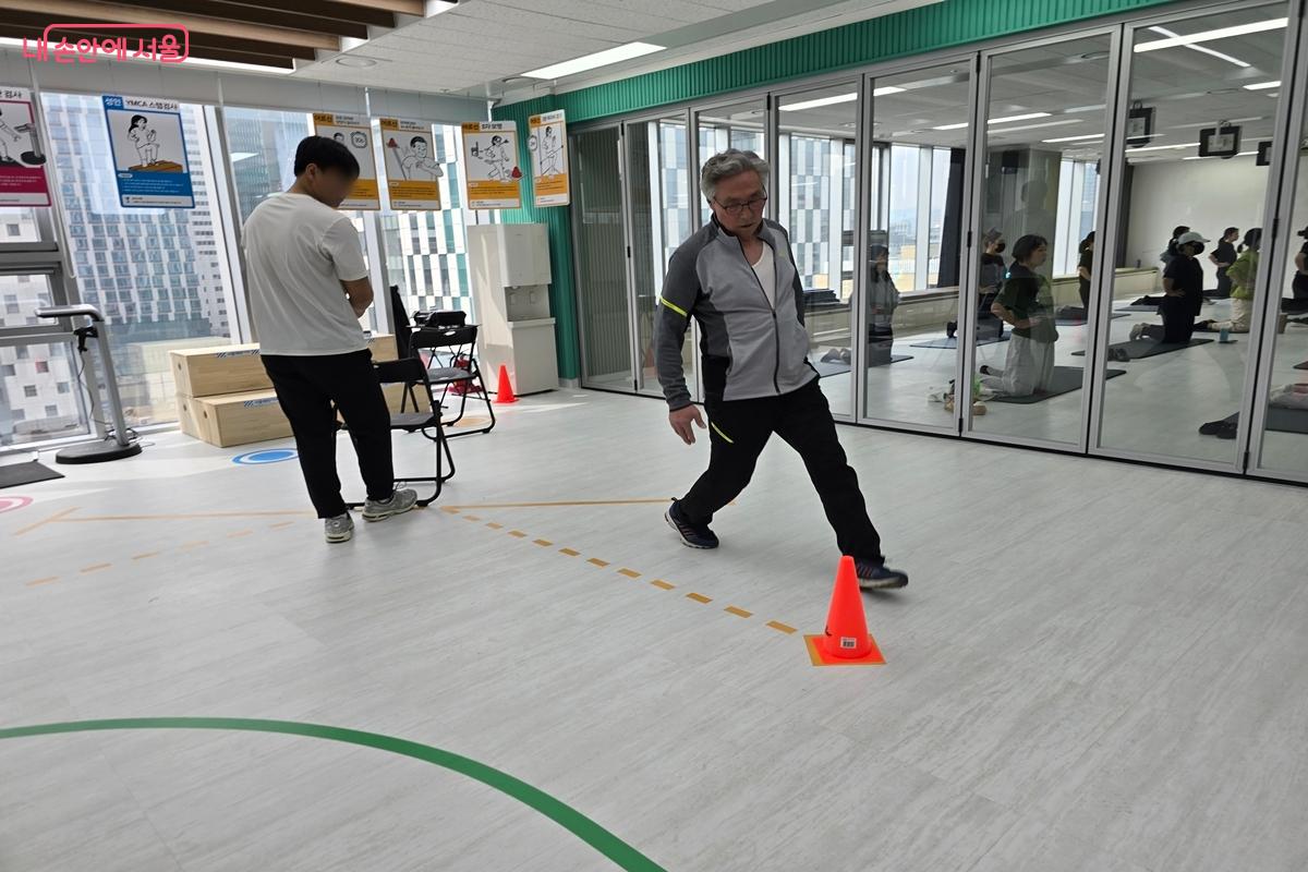 인증형 체력 측정은 주로 일상생활 수행 능력을 가늠해 볼 수 있는 항목들이 진행되고 있다. &copy;강사랑