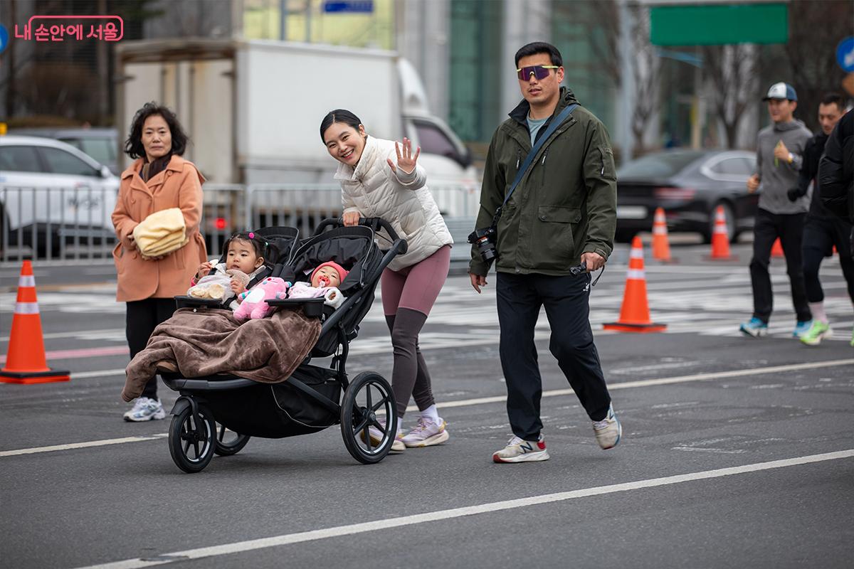 유모차를 밀며 참여하는 가족 &copy;장신자