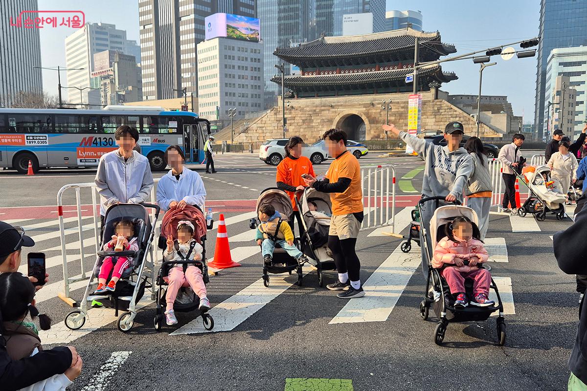 참가자들은 숭례문 앞에서 잠시 쉬며 사진을 찍기도 했다.