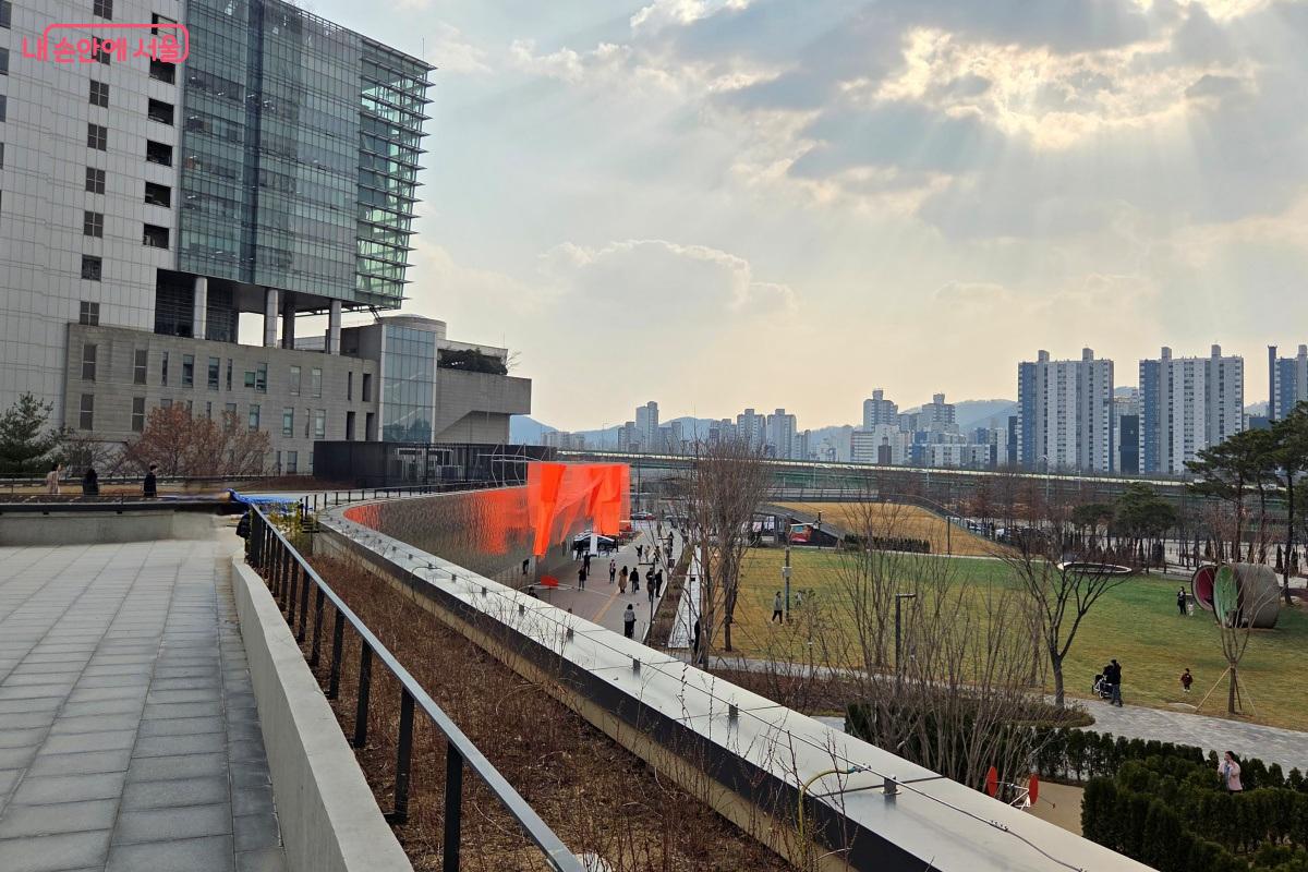 옥상정원에 올라 한눈에 펼쳐진 공원의 풍경을 마주할 수 있다. &copy;김미선