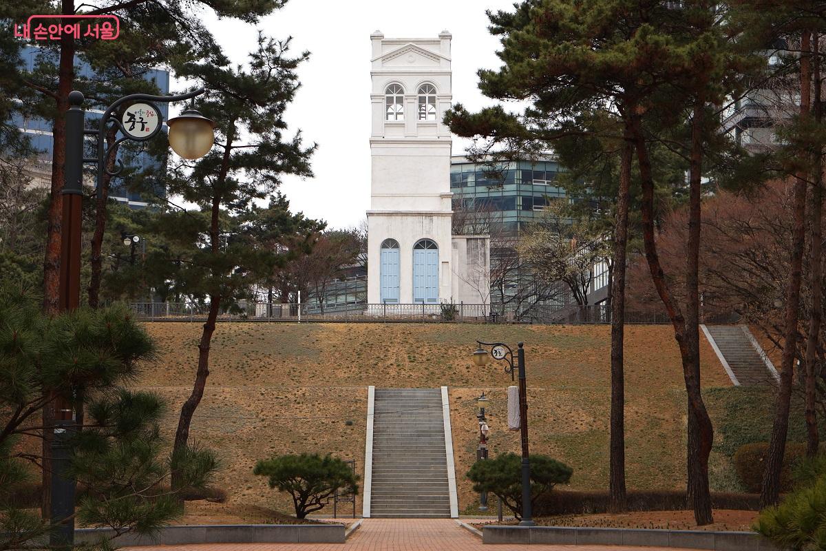 고종이 피신했던 장소, 옛 러시아 공사관(아관)의 흰 탑 &copy;김대진 