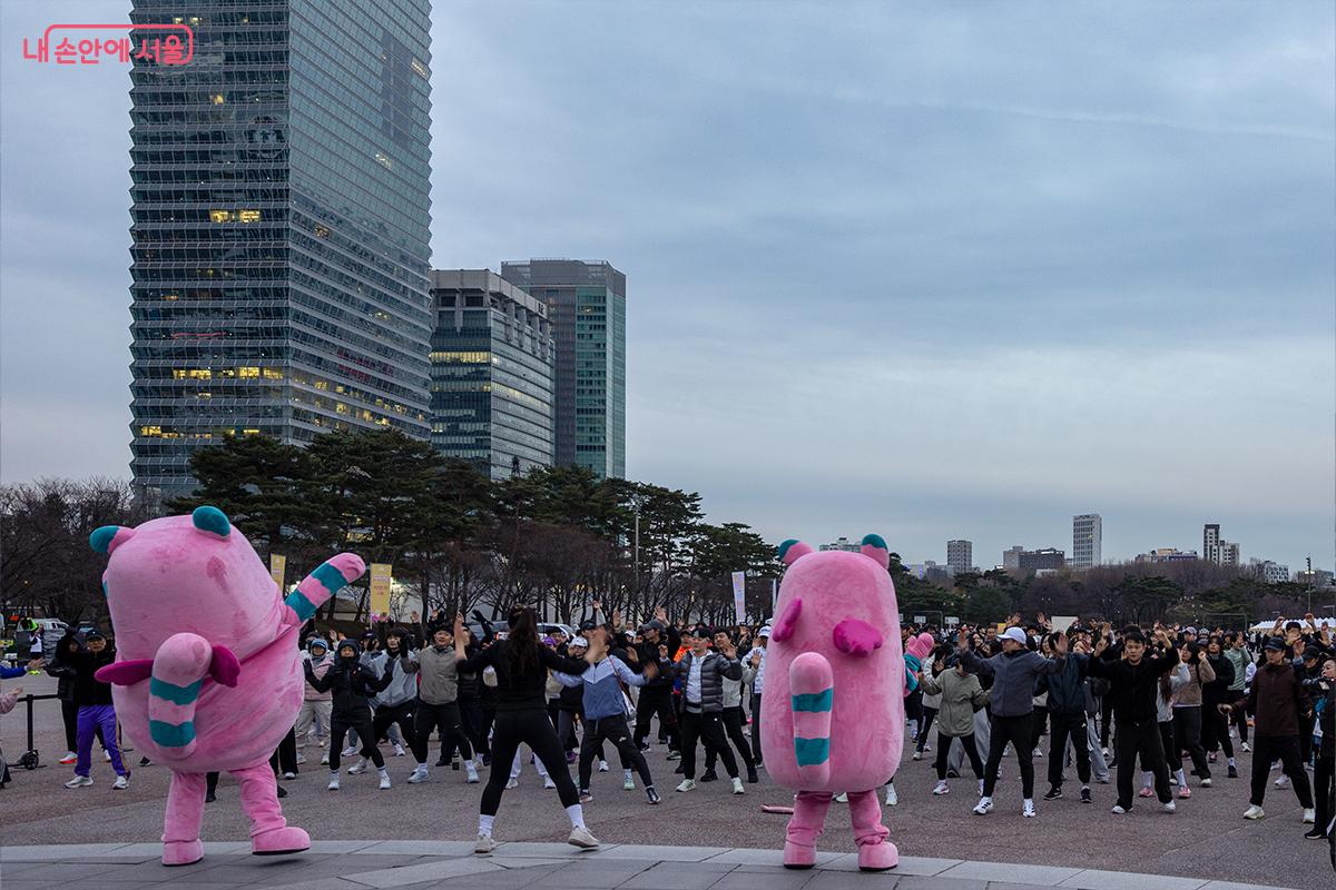해치와 함께 준비운동 하는 모습 &copy;장신자