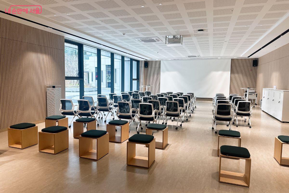 커뮤니티 홀은 강연, 행사 등 사람과 사람이 만나는 장소로 활용된다. &copy;김재형