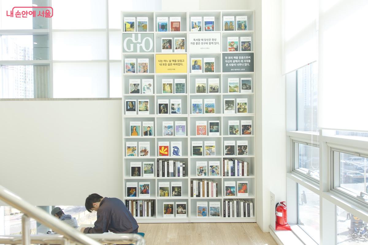 계단형 서가의 분위기를 완성하는 멋진 채광창 &copy;서지희