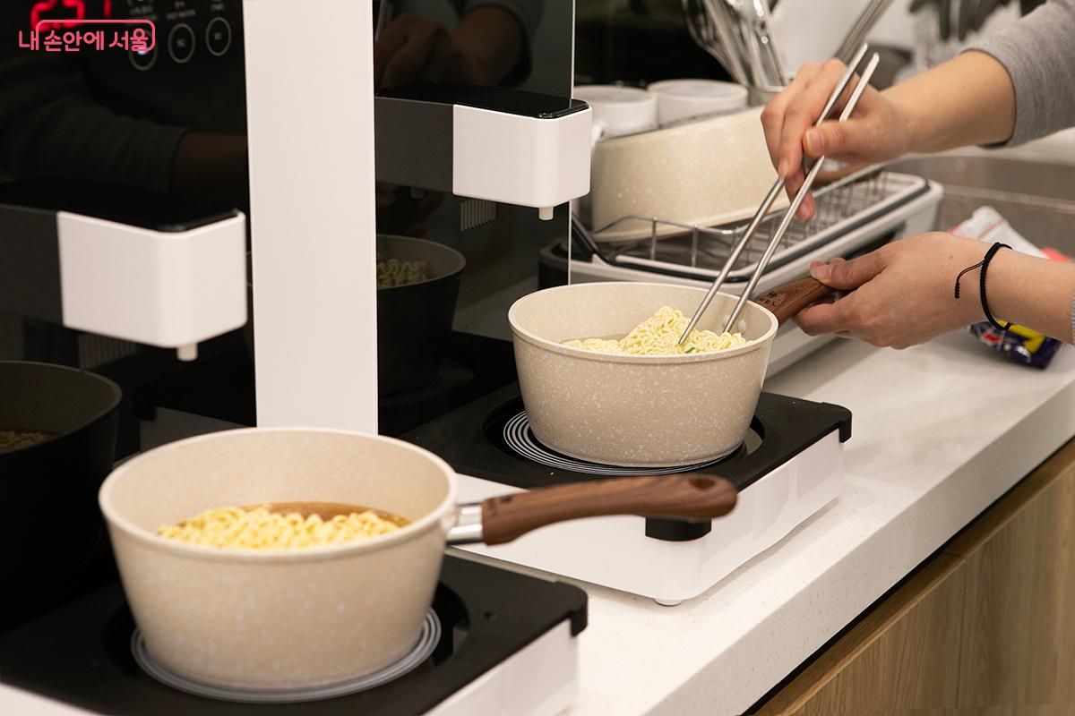 라면 조리기를 이용해 직접 라면을 끓이고 있다. &copy;이란