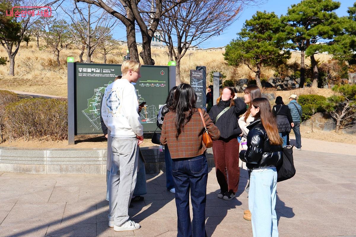 낙산성곽길로 들어서기 위해 준비하는 외국인 관광객들 &copy;이봉덕
