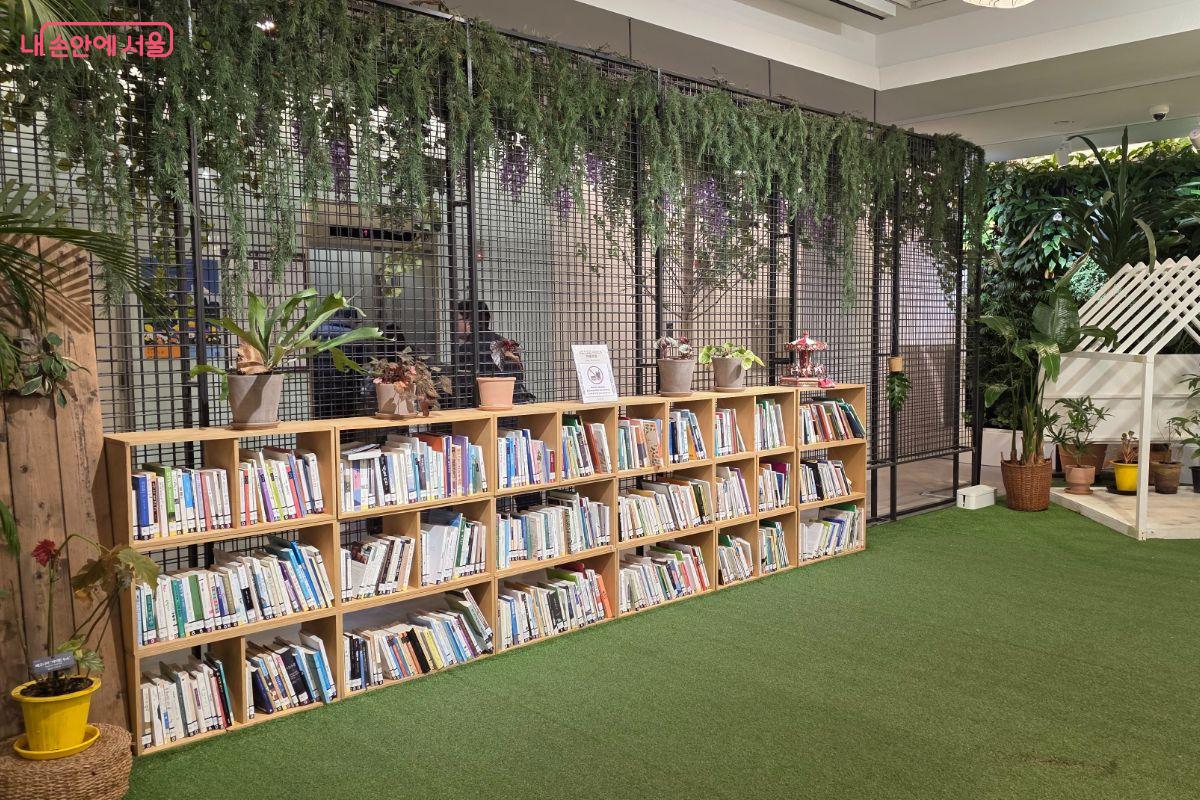 서울식물원에는 관람 중 잠시 쉬어갈 수 있는 북라운지도 조성되어 있다.