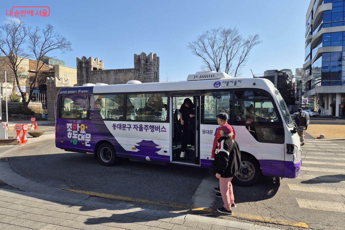 경희의료원에서 내리고 타는 승객들