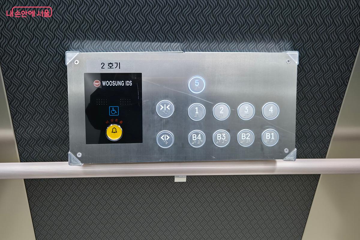 휠체어를 탄 장애인들이 이용하기 쉽도록 엘리베이터 조작 버튼이 45도 경사로 만들어졌다. ©백승훈