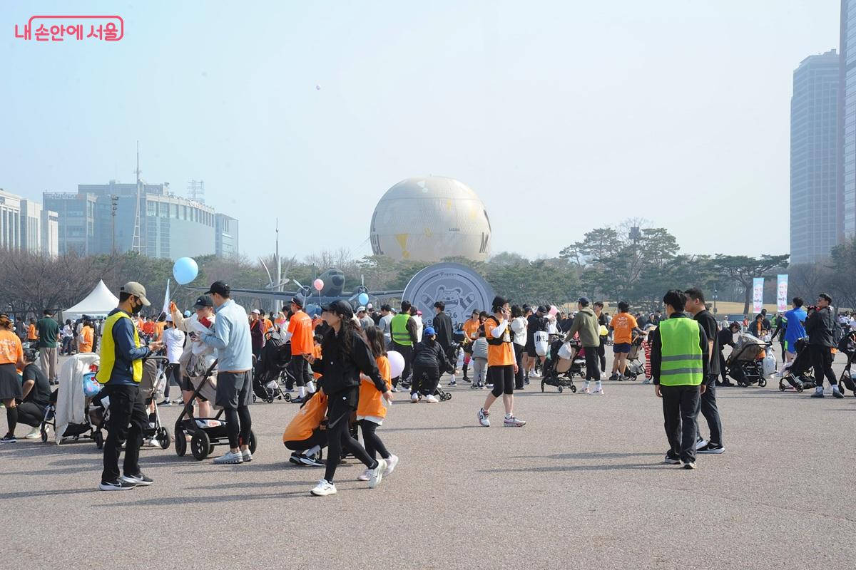 식후 이벤트가 열린 여의도공원 &lsquo;문화의 마당&rsquo;. 뒤로 &lsquo;서울달&rsquo;이 보인다. &copy;조수봉