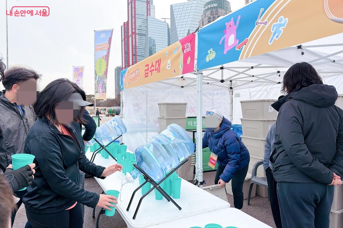 제로 웨이스트 컨셉으로 진행된 행사로 급수대에 공용 컵이 비치되어 있다.