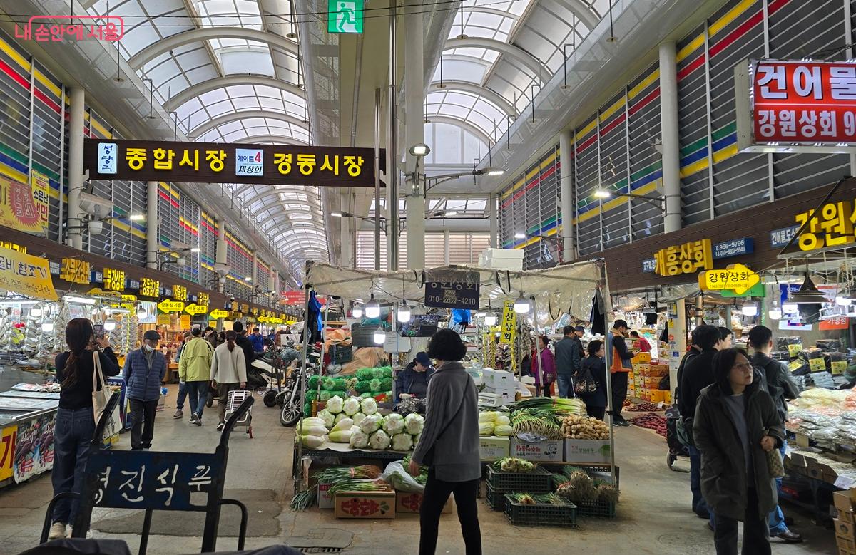 서울한방진흥센터 인근 경동시장에도 들러 보자. &copy;조성희