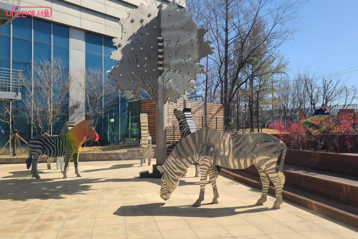 산책로 옆 조형물 모습 &copy;김미정