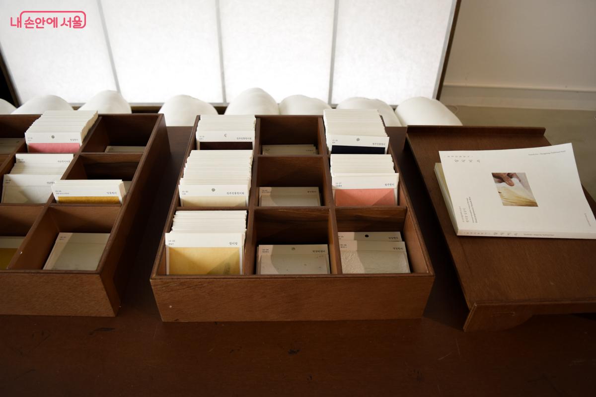한지배움터 책상 위에 놓여 있는 다양한 한지 샘플들 ⓒ이명은