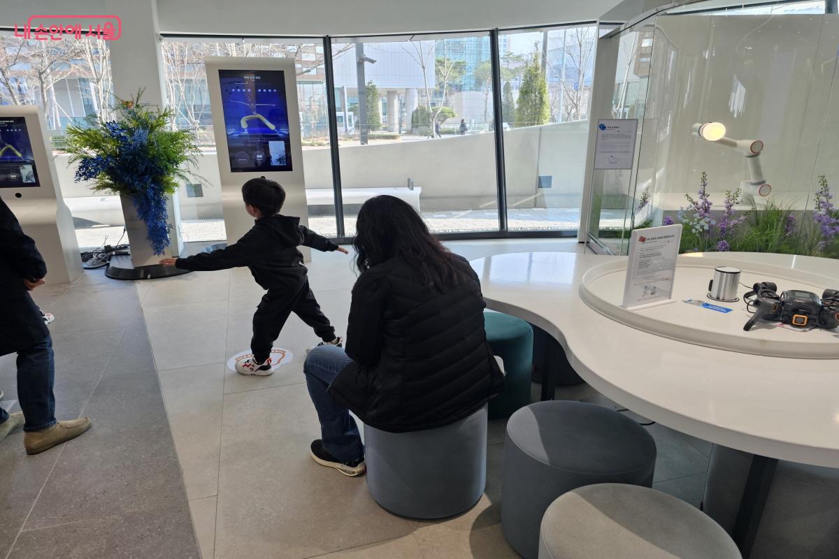 아이들에게 특히 친화형으로 설계된 로봇개 &copy;염지연