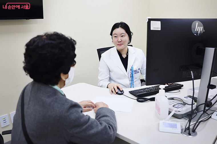 노인진료센터에서는 어르신 맞춤형 포괄 건강관리 서비스를 시행한다. 