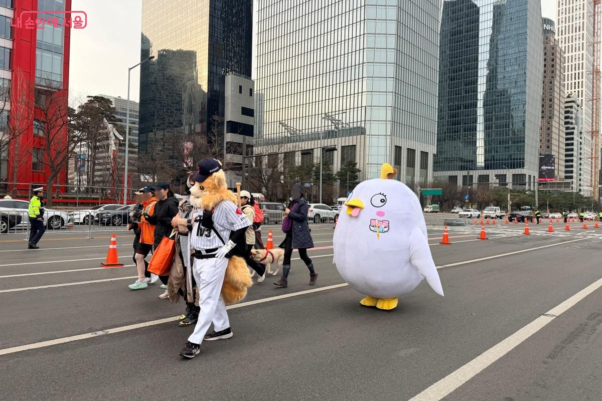 귀여운 탈을 쓰고 참여한 모습도 볼 수 있었다.