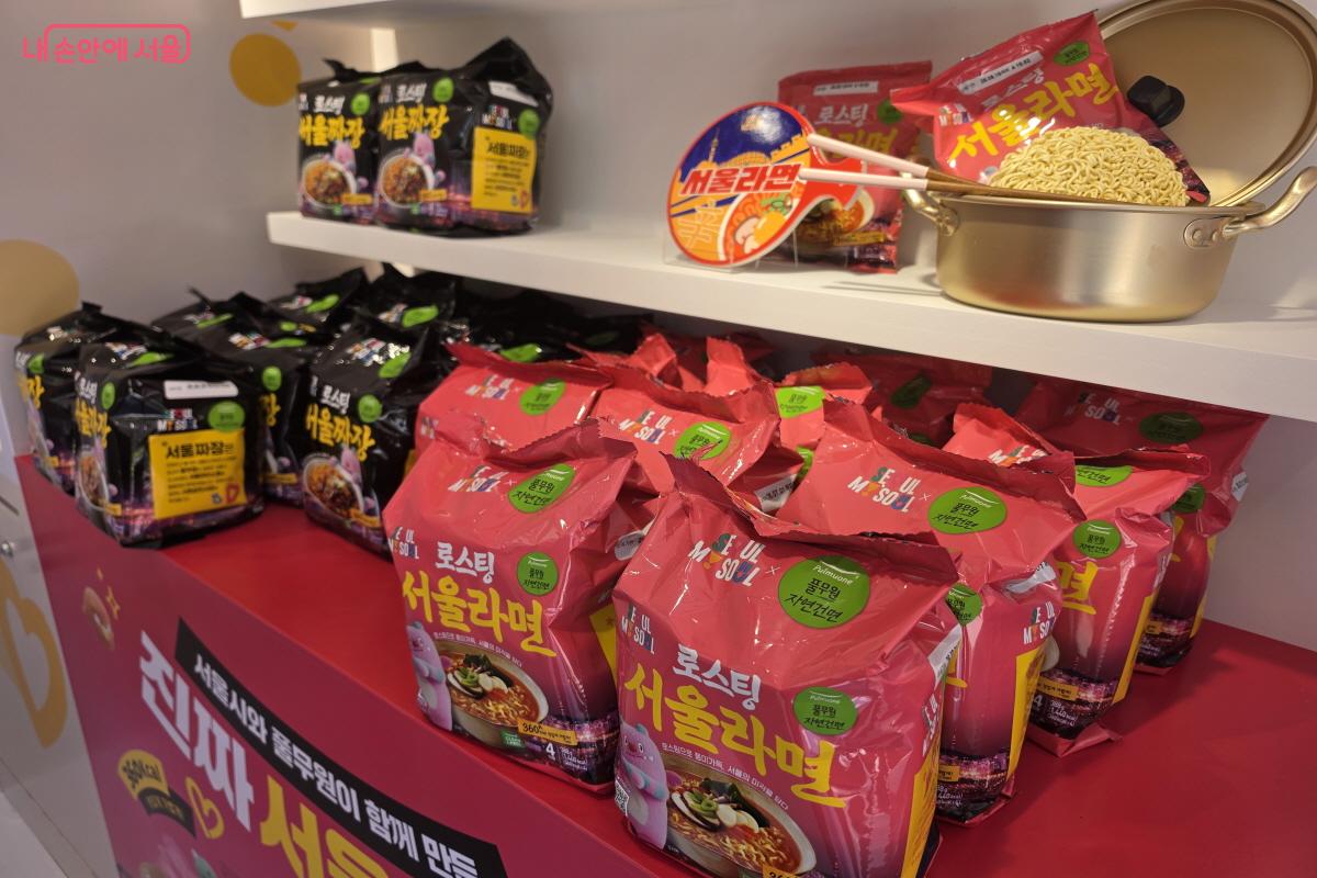 서울라면도 함께 판매 중이다. &copy;조수연