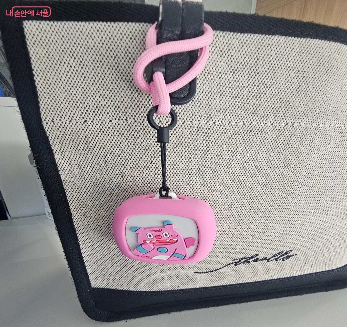 서울시 안전 정책으로 제공되는 안심헬프미 실제로 가방에 부착한 모습 ⓒ김도희