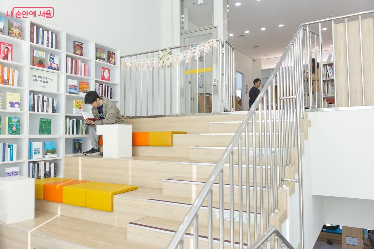 계단형 서가 공간이 상당히 프라이빗해서 너무 애정하는 곳이다. &copy;서지희
