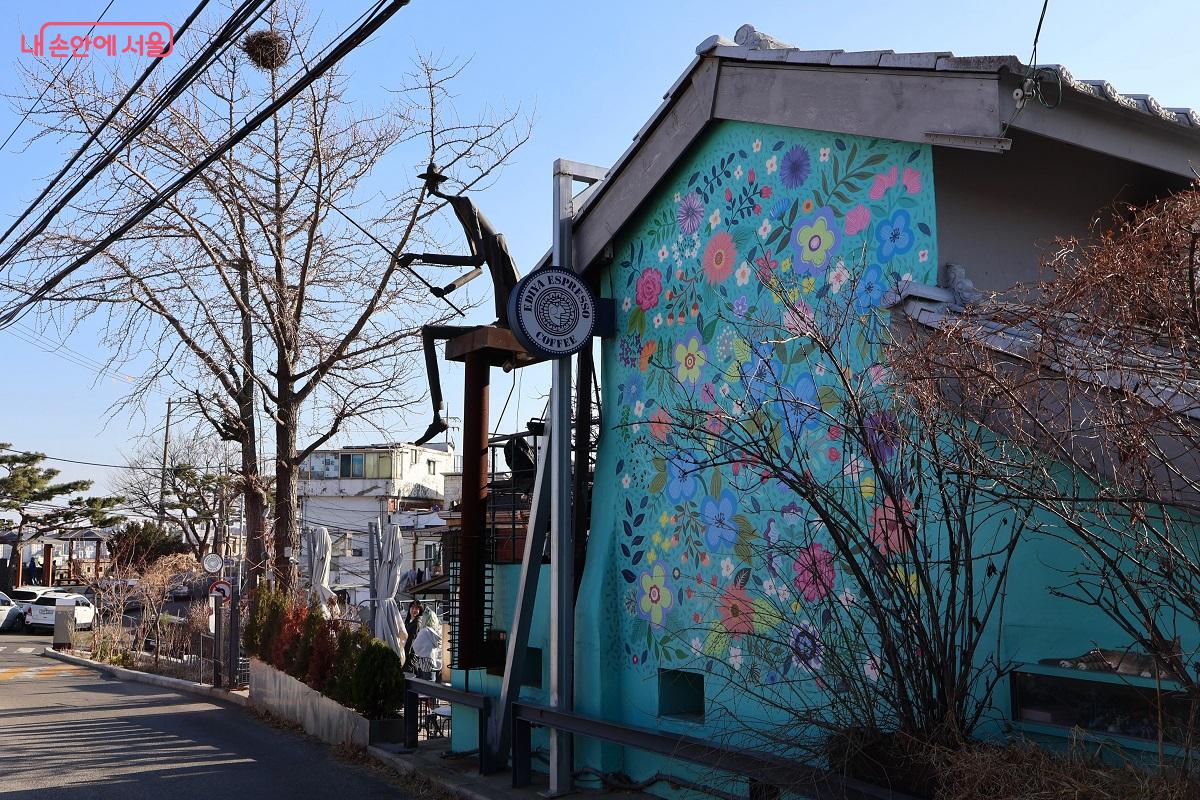 화사한 꽃무늬 벽화와 지붕 위 조형물이 어우러져 이화마을만의 감성을 자아낸다. &copy;이봉덕