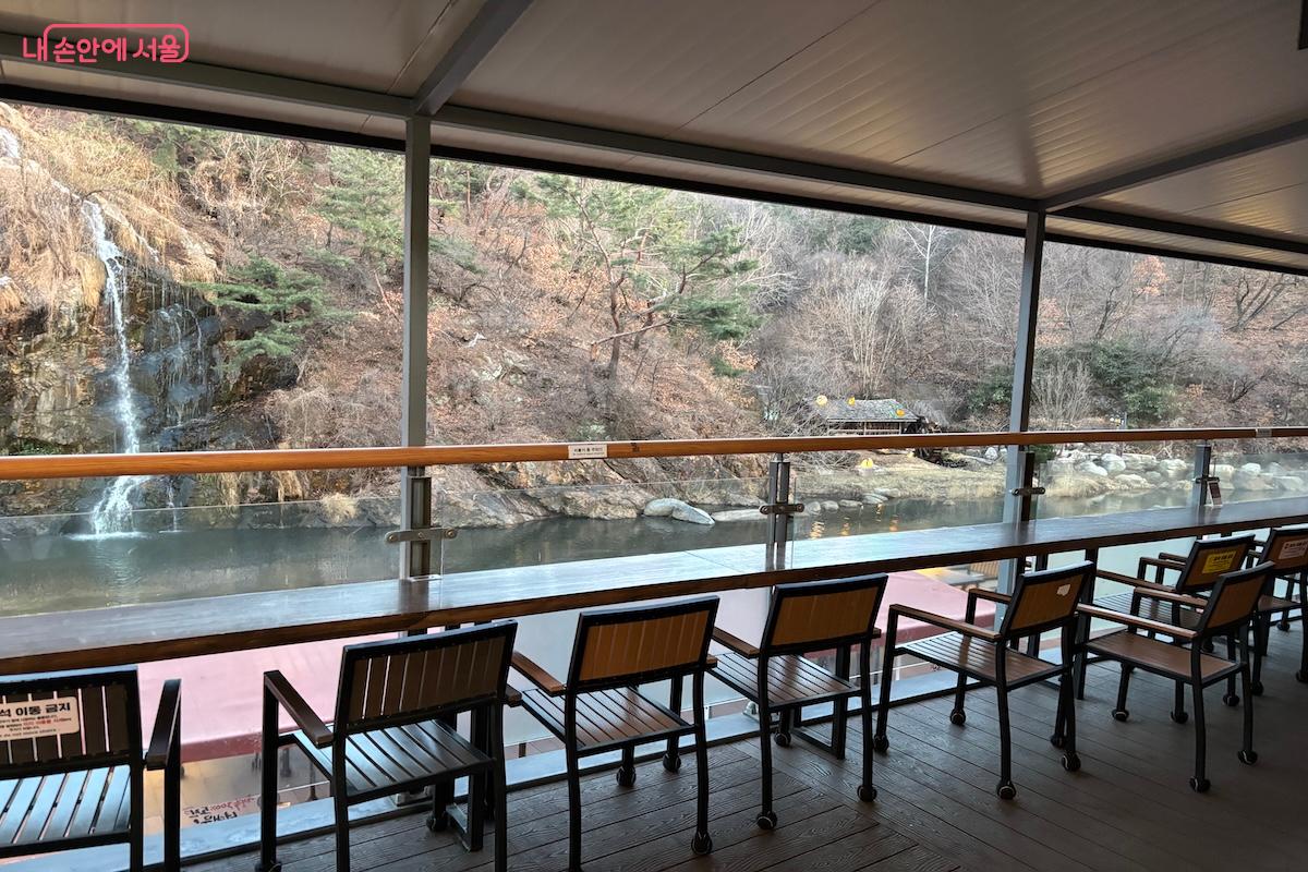 폭포를 바라보며 여유를 즐기기 좋은 야외 테라스 좌석 &copy;이혜원